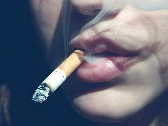 Медики рассказали, как курение влияет на красоту женщины