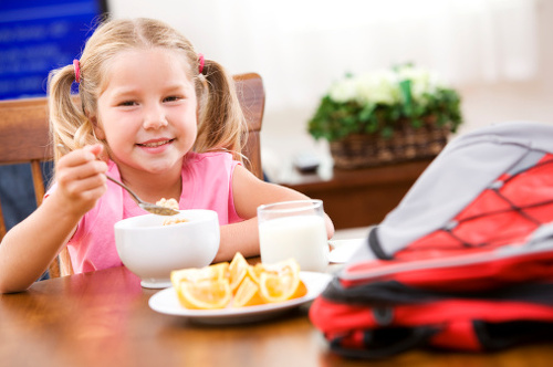 Чем кормить ребенка на завтрак?